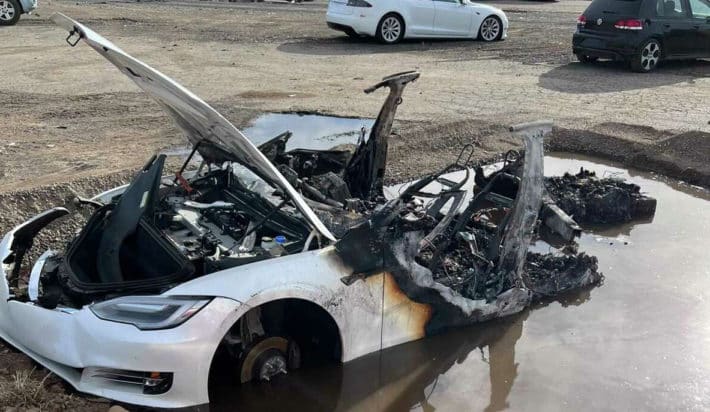 Une Tesla Model S prend feu trois semaines après l accident