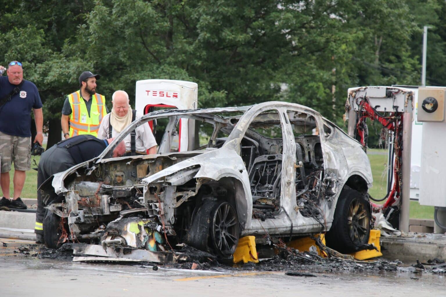 Une Tesla Prend Feu Une Station Supechargeur Son Tat Est Terrifiant