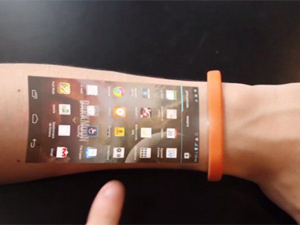 Oubliez les smartphones, voici le bracelet qui projette le téléphone sur le  bras !
