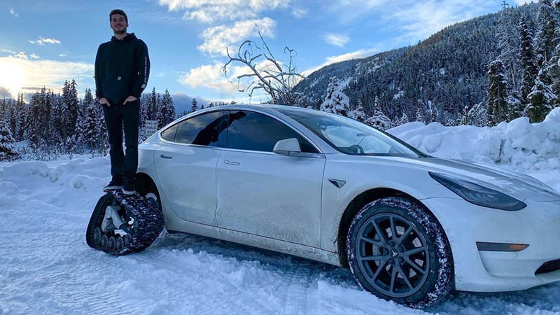 Tesla et la neige : et si on mettait des chenilles à une Model 3 ?