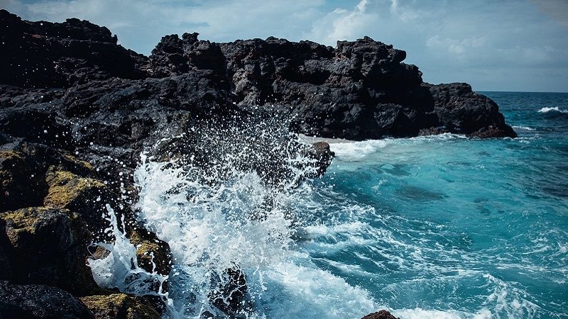Des vagues se brisent contre les rochers