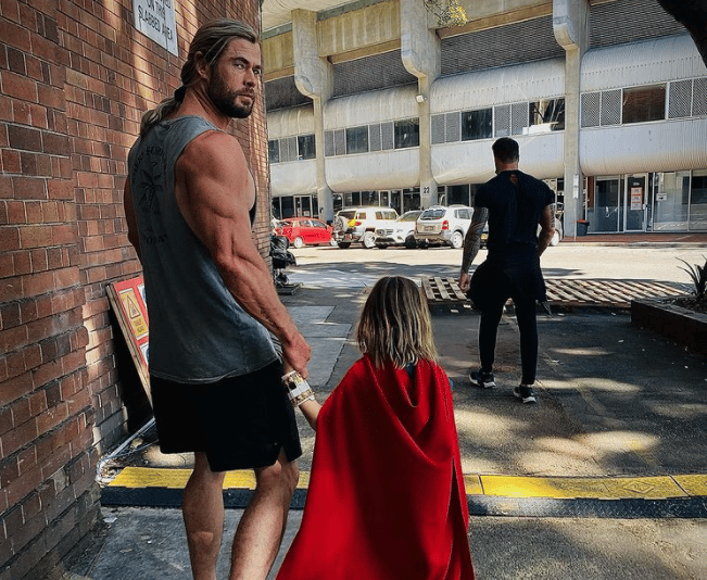 Quand Thor se promène avec un mini-Superman !