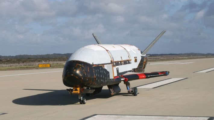 La Navette Spatiale Top-secret X-37B Est De Retour Sur Terre Après 908 ...