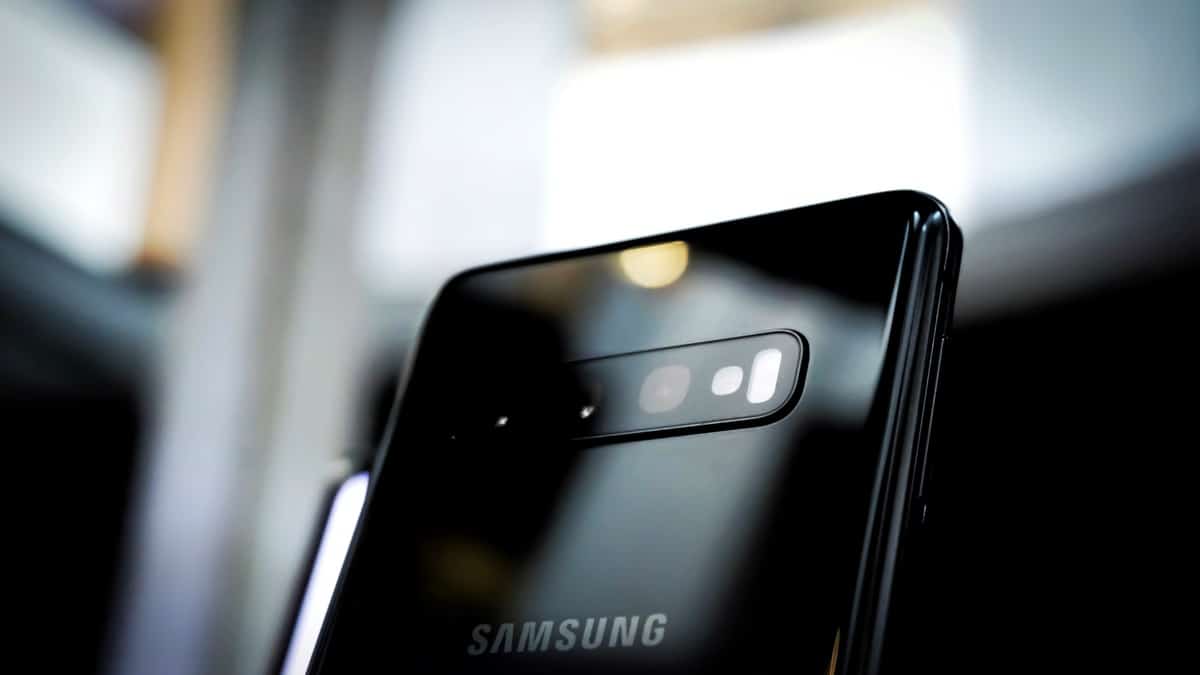 galaxy s10e galaxy s10 galaxy s10+ samsung smartphones android smartphone phone update updates updates update
