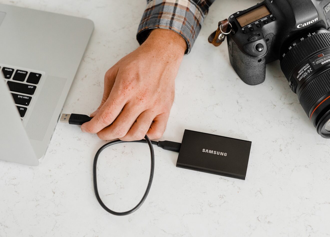 Photographe utilisant son disque dur externe Samsung