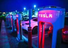 Avec le nouveau superchargeur Tesla, les voitures font le plein  d'électricité à Vierzon - Vierzon (18100)