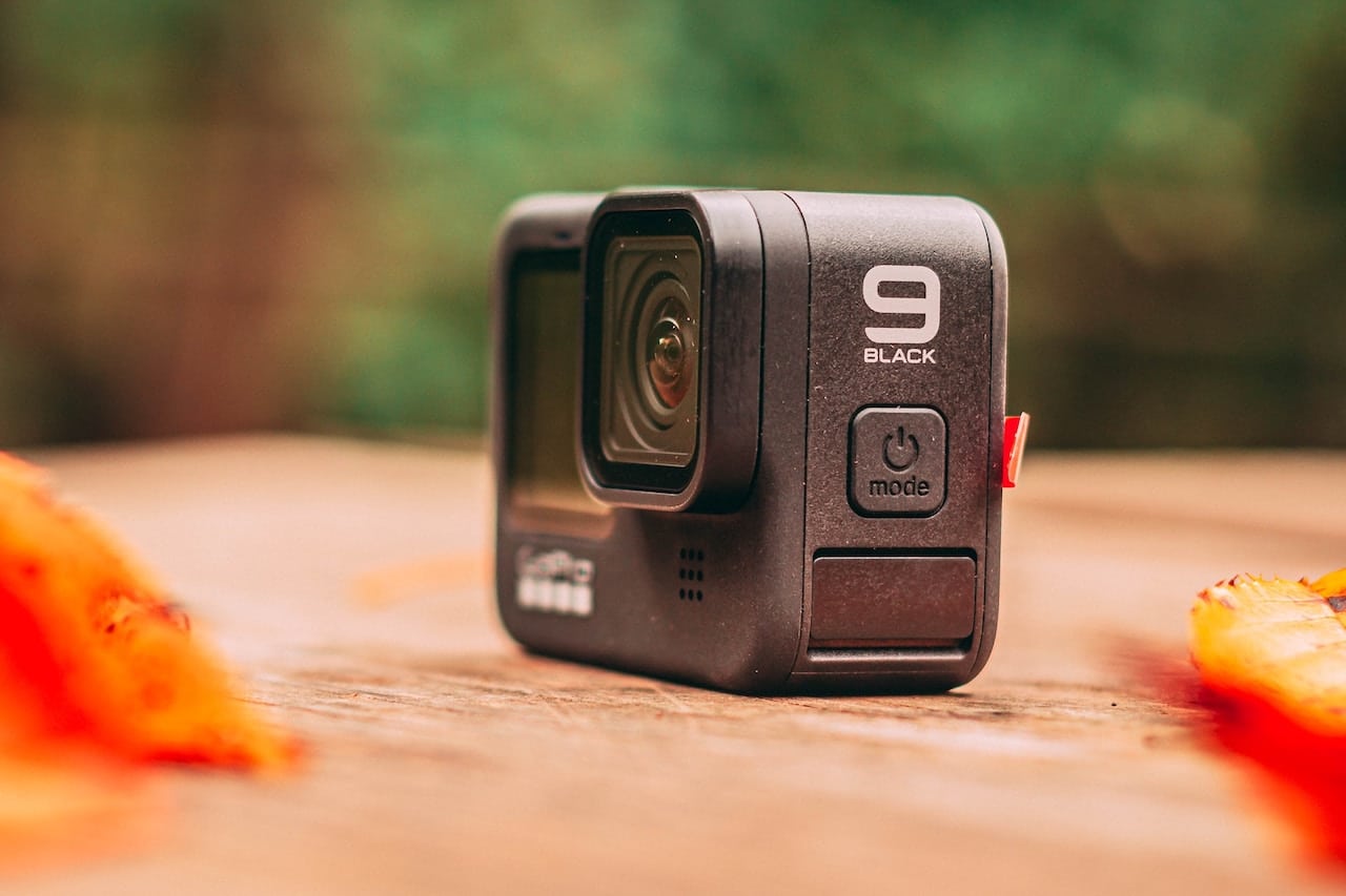 Une GoPro Hero 10 Black sur une table ©Kanchan Raj Pandey-Unsplash