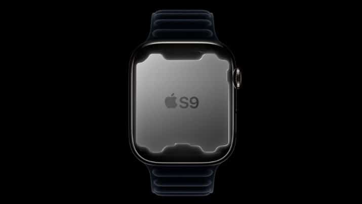 Watch Series 8 OLED 45 mm - Boîtier en Aluminium - Rouge GPS -Bracelet Sport  - Rouge - Apple