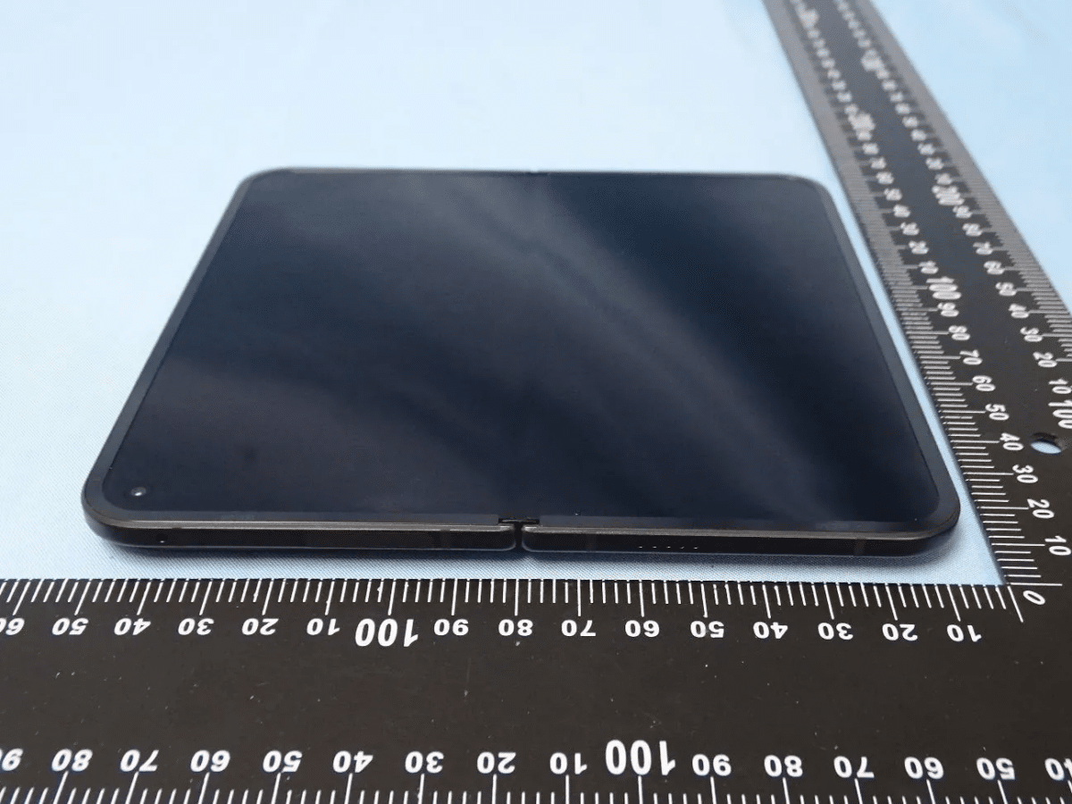 Google Pixel 9 Pro Fold smartphone pliable photos images leak design