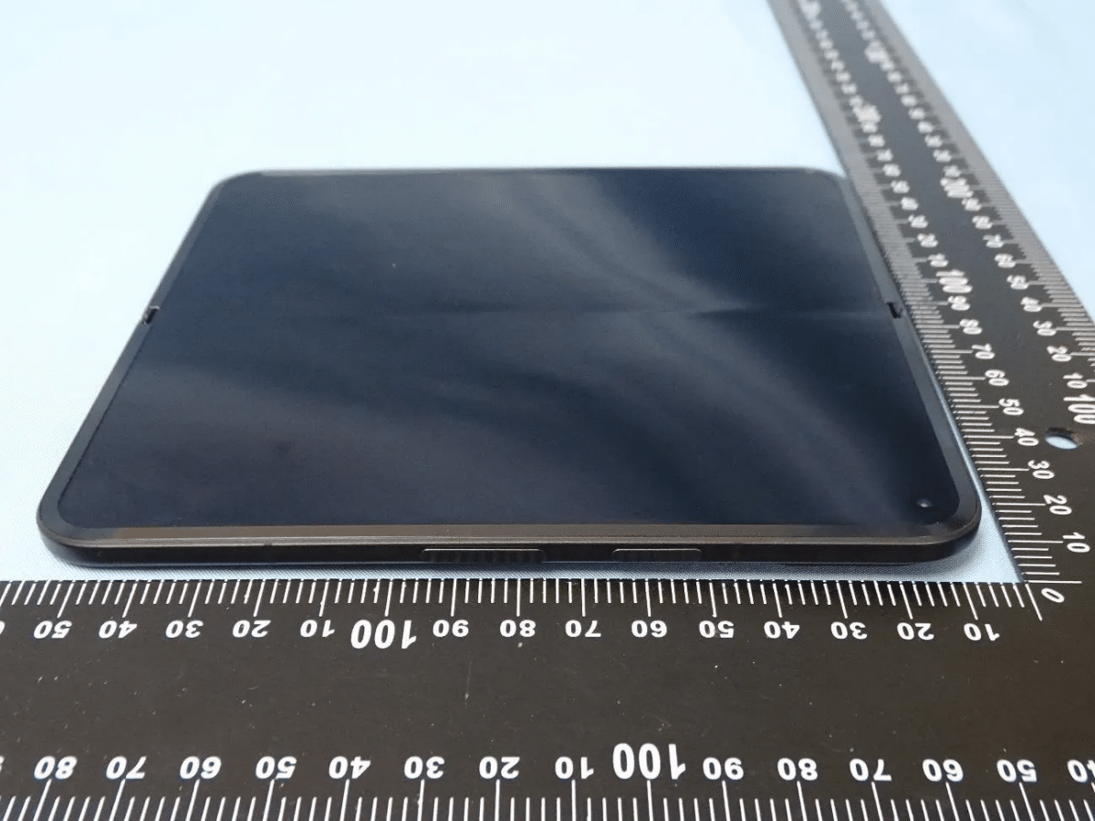 Google Pixel 9 Pro Fold smartphone pliable photos images leak design