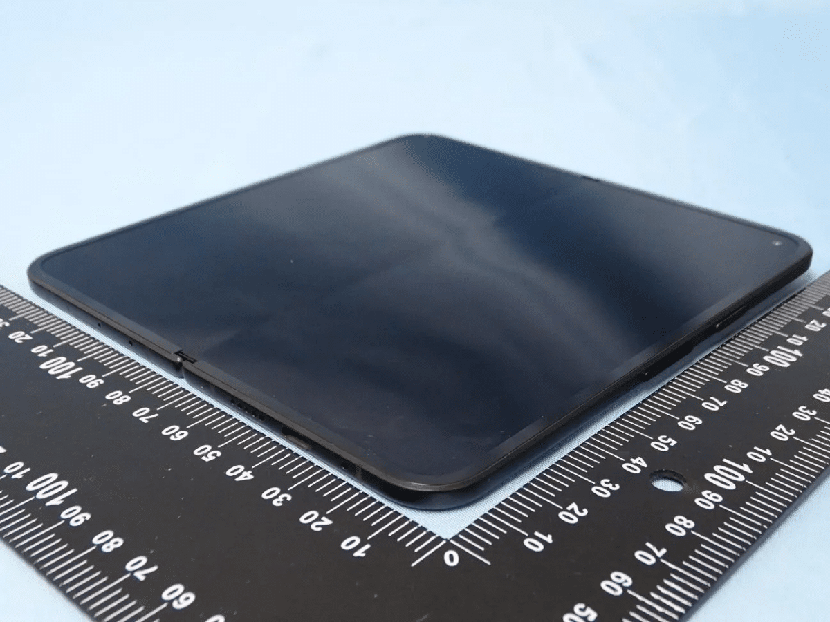 Google Pixel 9 Pro Fold smartphone pliable photos images leak design