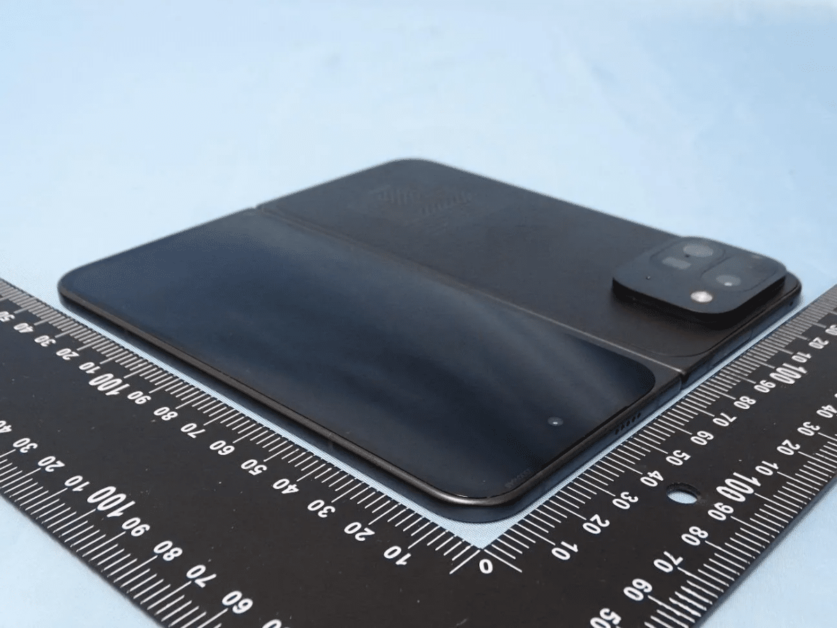 Google Pixel 9 Pro Fold smartphone pliable photos images leak design