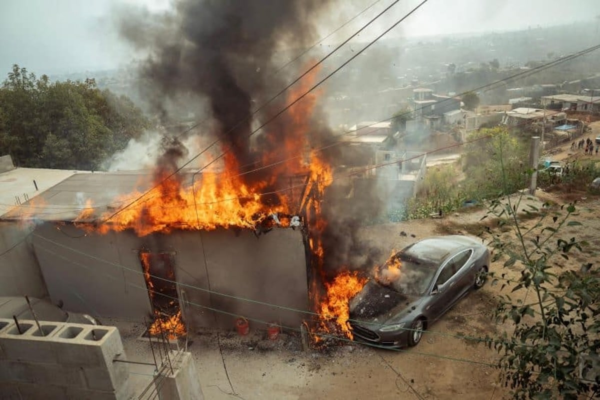 Tesla caught fire and exploded in front of a house, he was trying to charge it for free