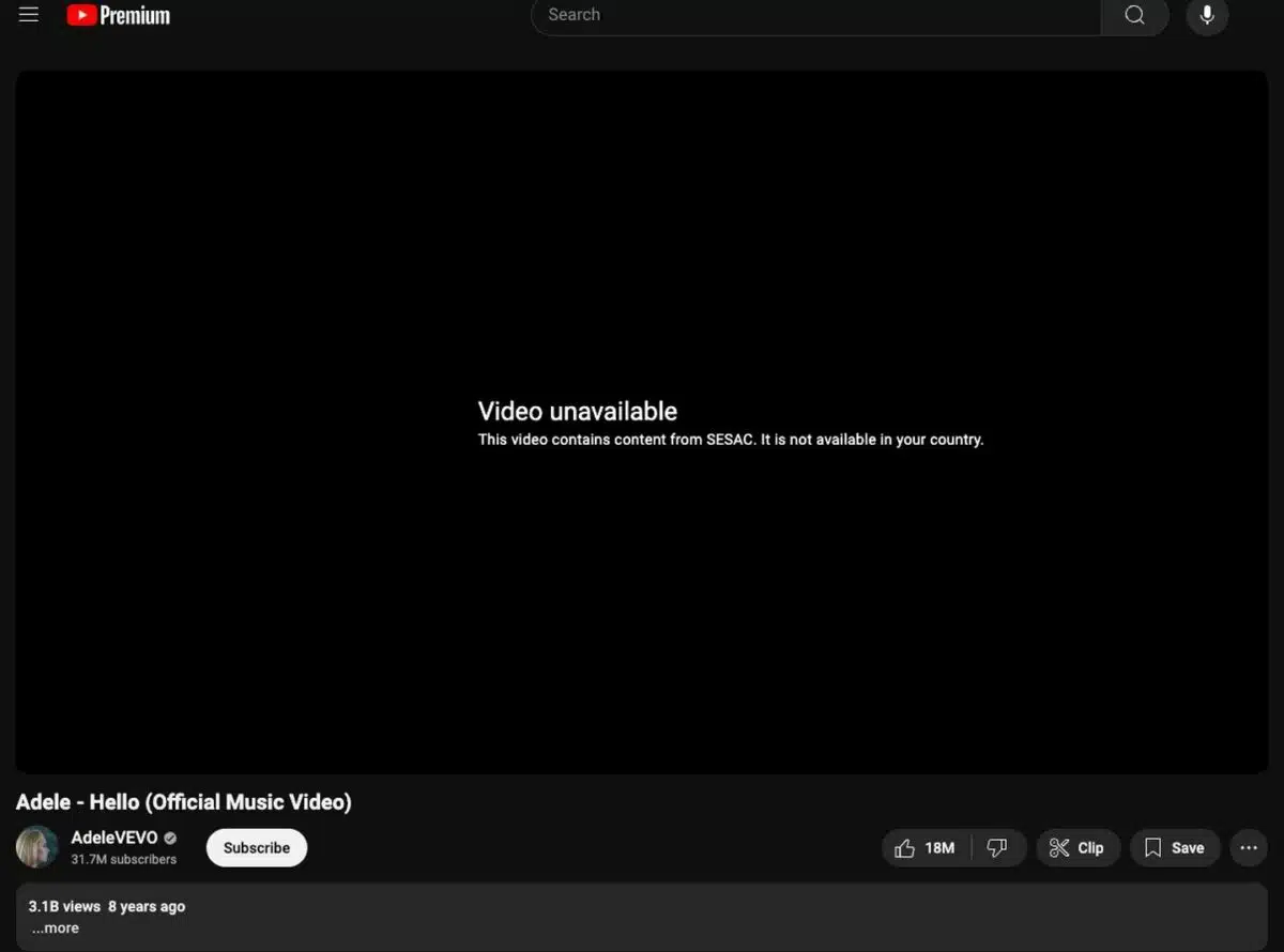 Ecran noir d'une vidéo qui ne se lance pas sur Youtube avec une mention en anglais : Video Unavailable