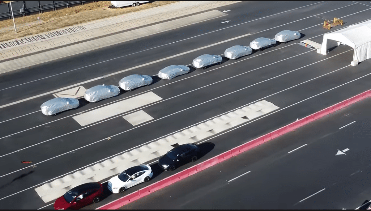 Survol de l'usine Tesla de Fremont, Californie par un drone.