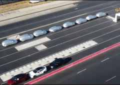 Survol de l'usine Tesla de Fremont, Californie par un drone.