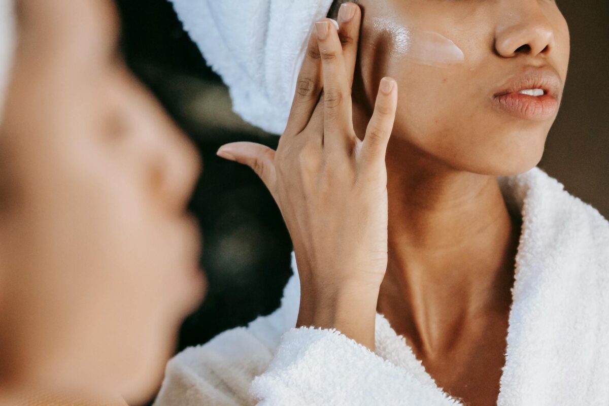 femme devant miroir, crème, soin, beauté